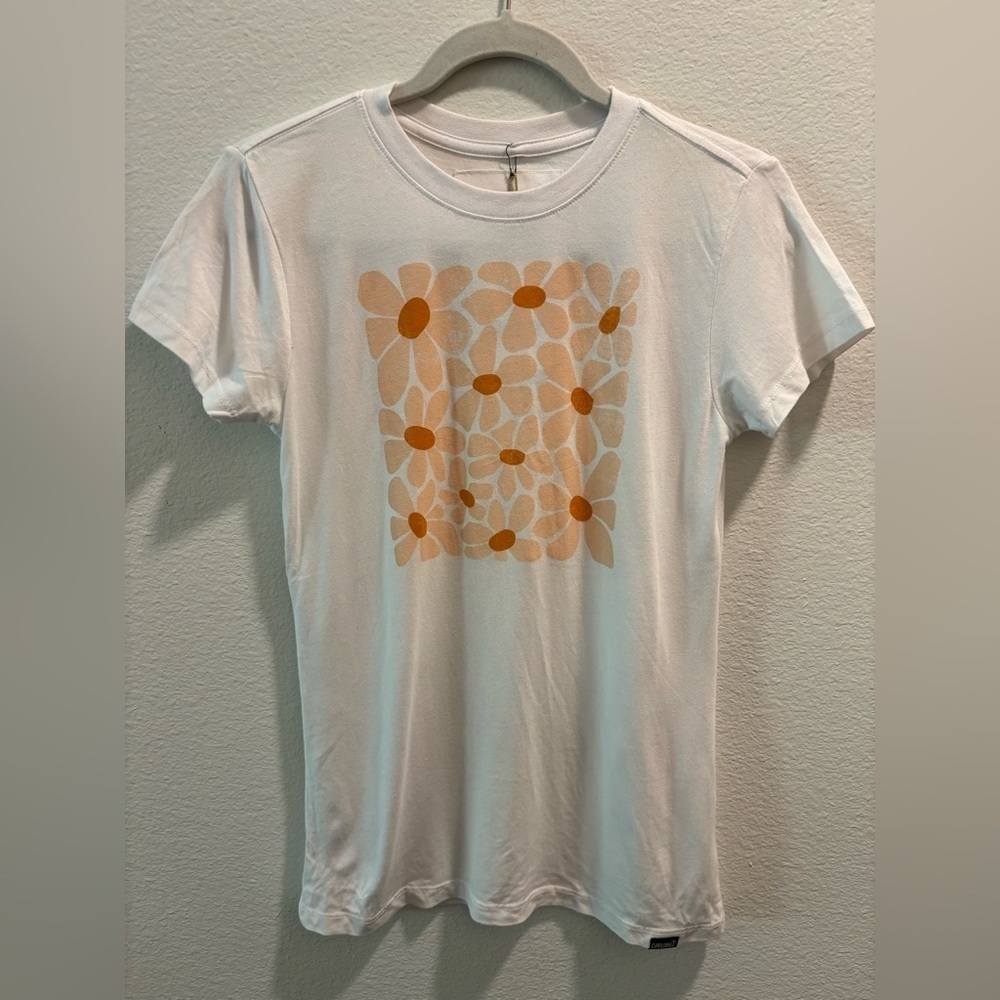 NWT Cariloha White Top with flowers, size XS